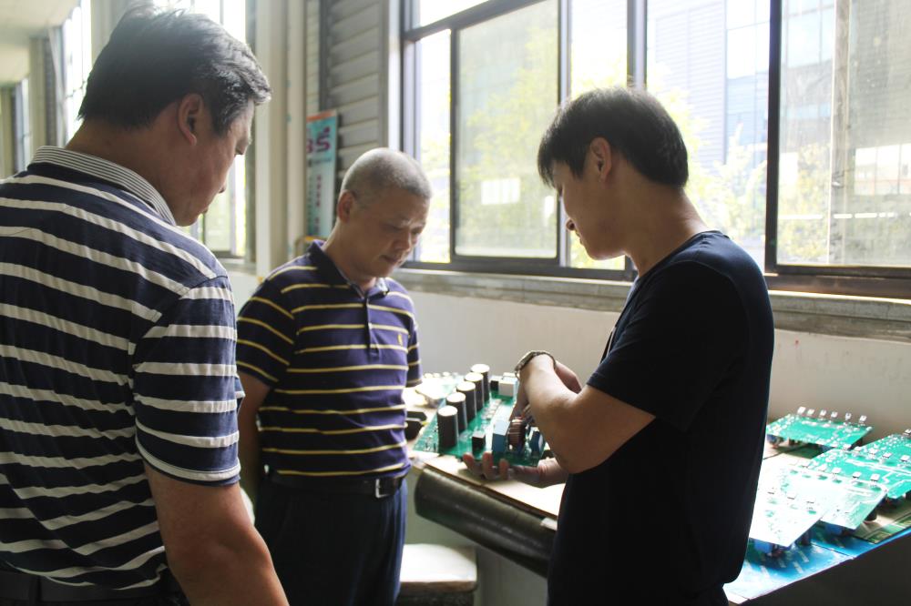 市經(jīng)信委領導來我公司視察指導工作